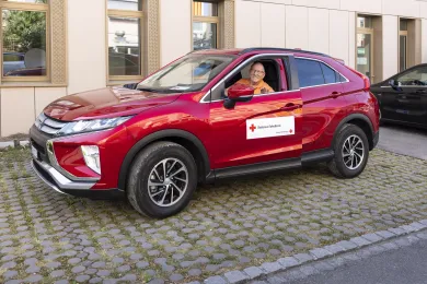 Für jede und jeden gut sichtbar: So ist Rolf Schawalder als freiwilliger Fahrer im Rotkreuz-Fahrdienst unterwegs.