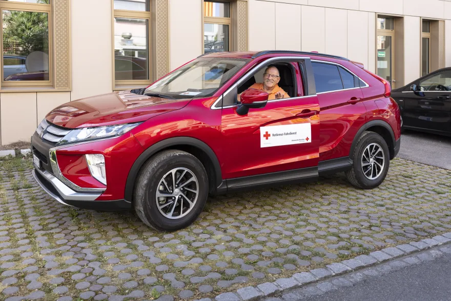Für jede und jeden gut sichtbar: So ist Rolf Schawalder als freiwilliger Fahrer im Rotkreuz-Fahrdienst unterwegs.