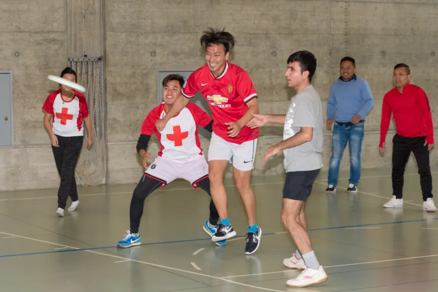 An den Sportnachmittagen engagieren sich die jungen Freiwilligen für Asylbewerber aus der Region.